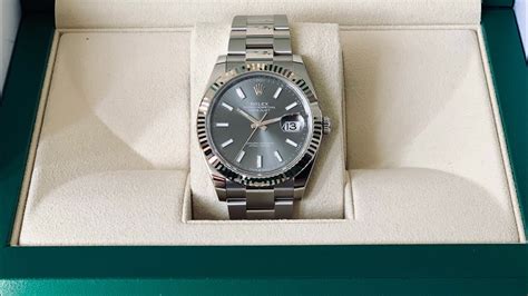 my rolex date doesn't change at midnight|rolex watch change date.